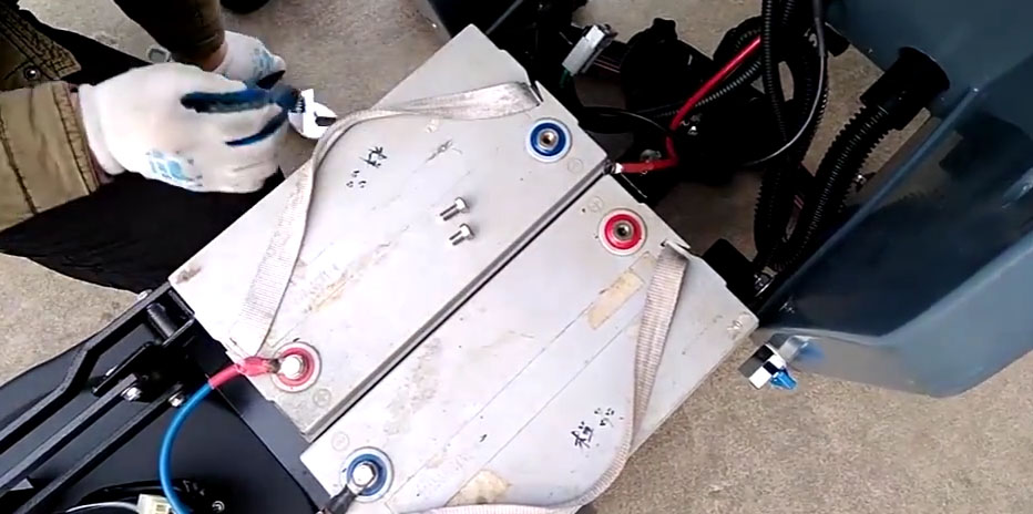 旭潔洗地機:怎么樣維護電瓶式洗地機的電瓶?